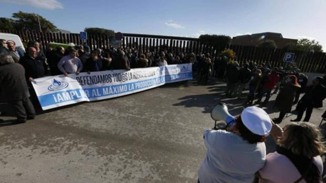 Protesta de regantes frente a la desalinizadora de Torrevieja, este miércoles