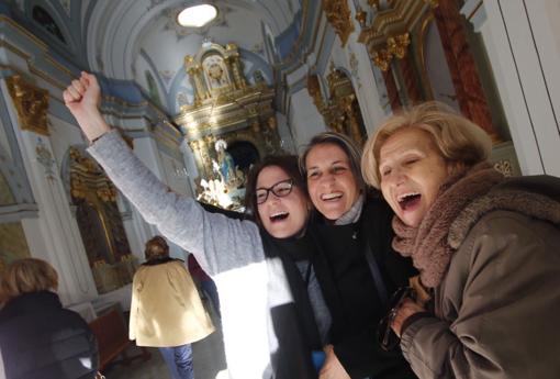 Imagen de algunas de las integrantes de la cofradía agraciada