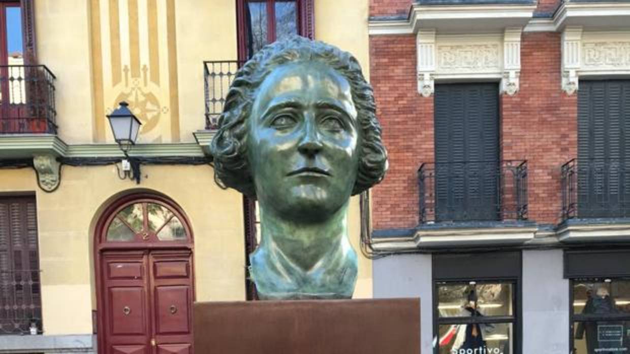 El busto de Clara Campoamor, ya situado en la plaza de los Guardias de Corps