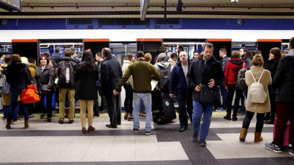 Viajeros en el Metro de Madrid, durante la segunda jornada de paros