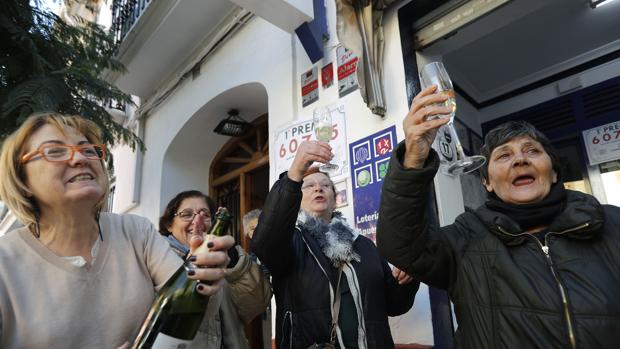 Unas amas de casa reparten seis millones de un Quinto Premio de la Lotería de Navidad en papeletas