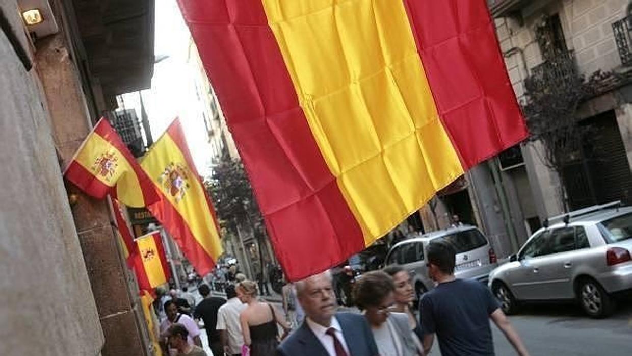 Imagen de archivo de banderas españolas ubicadas en Barcelona