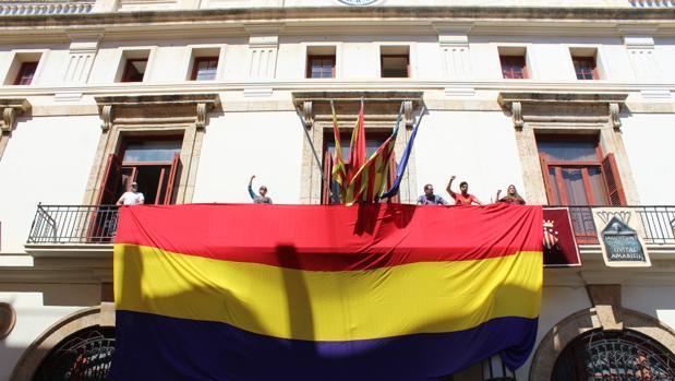 Condenan a un Ayuntamiento valenciano por colgar la bandera republicana