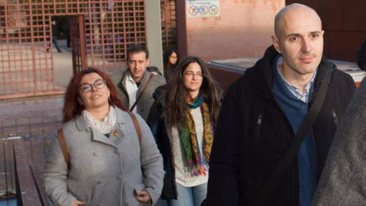 Los cuatro ediles de Somos Alcalá investigados, a su llegada al juzgado de Alcalá