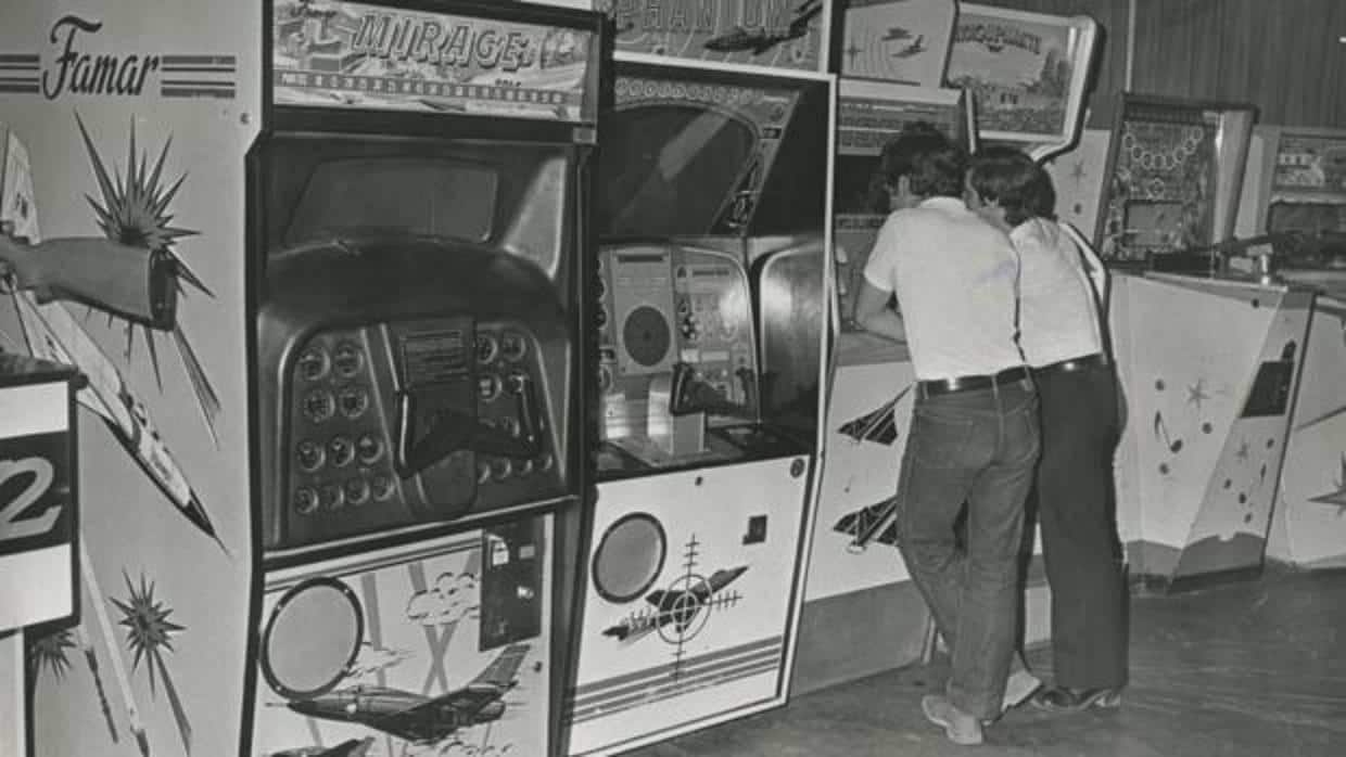 En los años setenta los niños y jóvenes tenían que ir a un salón de juegos recreativos y echar una moneda en la máquina para disfrutar de un juego virtual