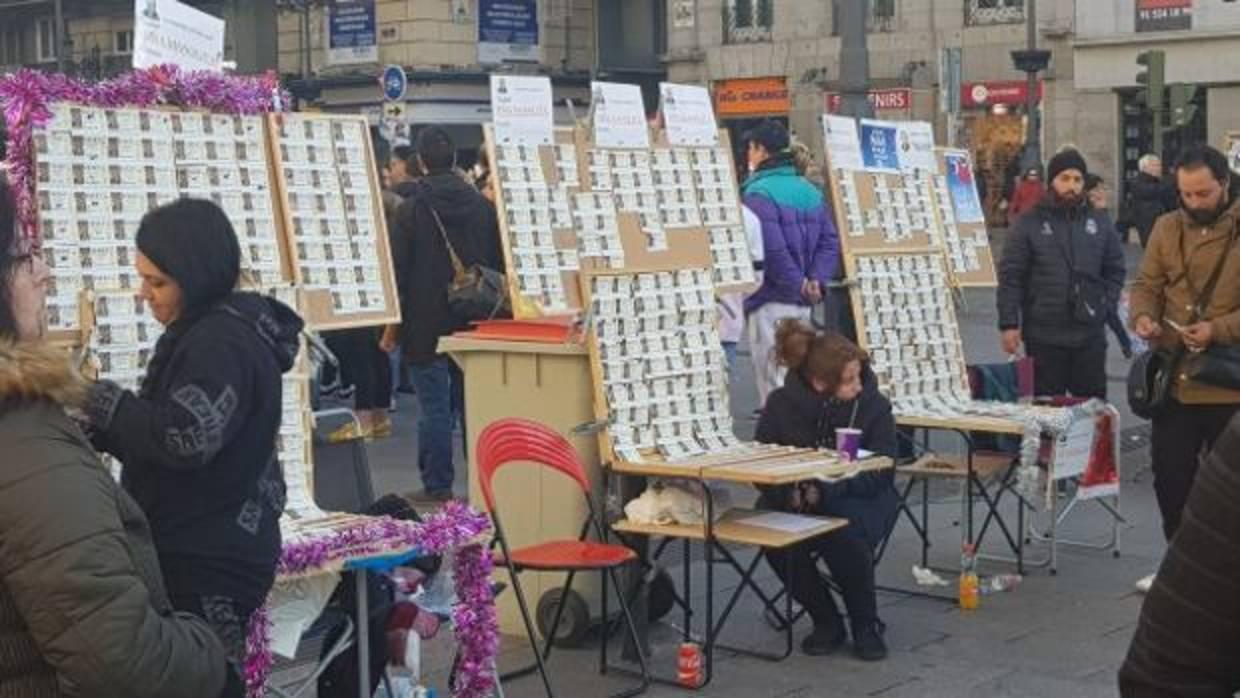 Hilera de loteros ambulantes en la Puerta del Sol