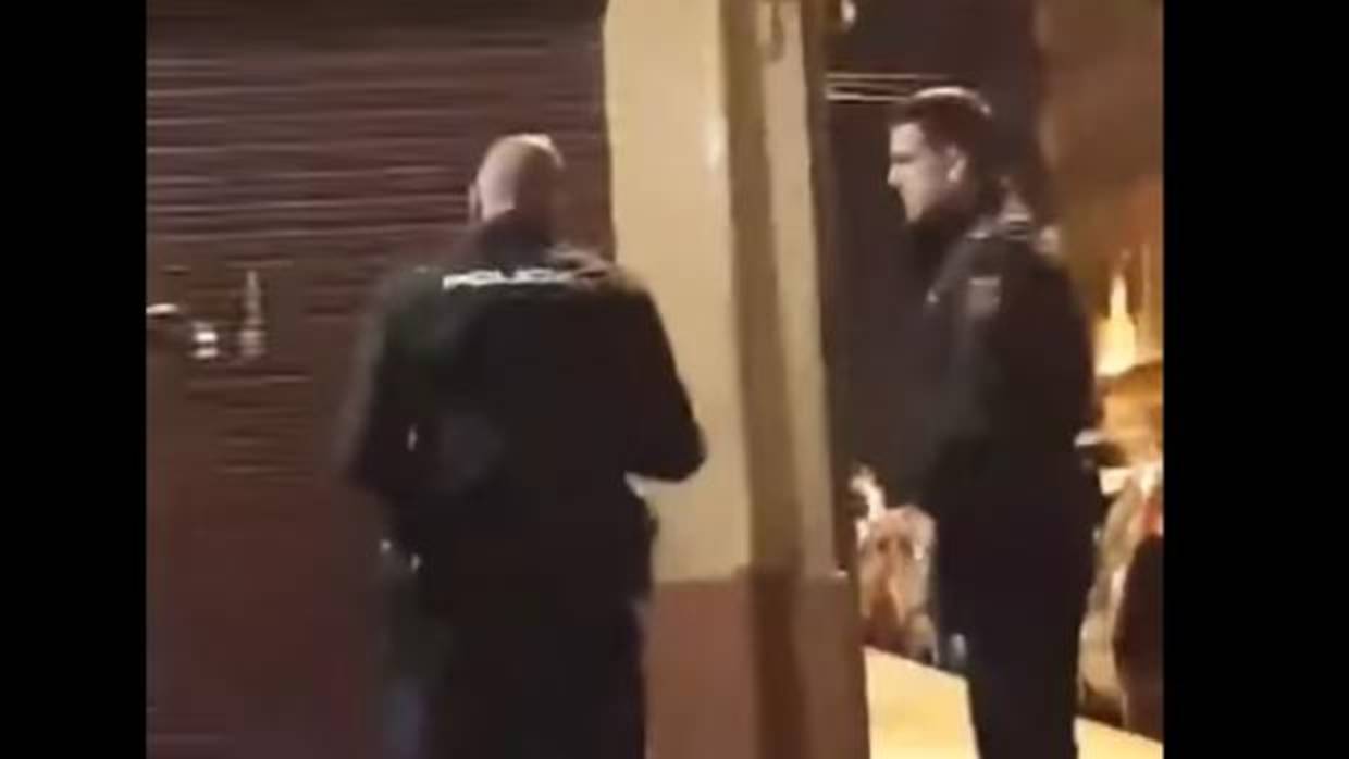 Identifican al policía grabado dando un bofetón a una mujer en plena calle