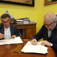 El alcalde de Tarazona, Luis maría Beamonte, y el vicepresidente de la DPZ Martín Llanas, durante la firma dle convenio