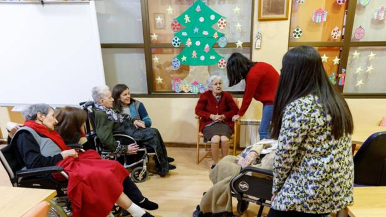 Jóvenes de la Asociación Cultural Prados visitan todas las semanas a los ancianos de la Residencia El Carmen de Valladolid