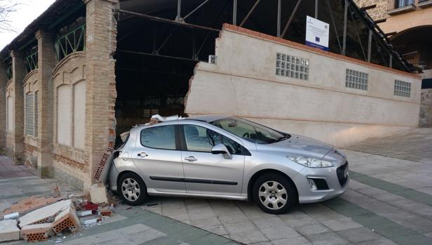 Un coche sin freno de mano derriba un muro del histórico gimnasio de San Lázaro