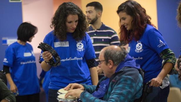 Los voluntarios de Global Omnium participan en actividades junto a personas con parásilis cerebral