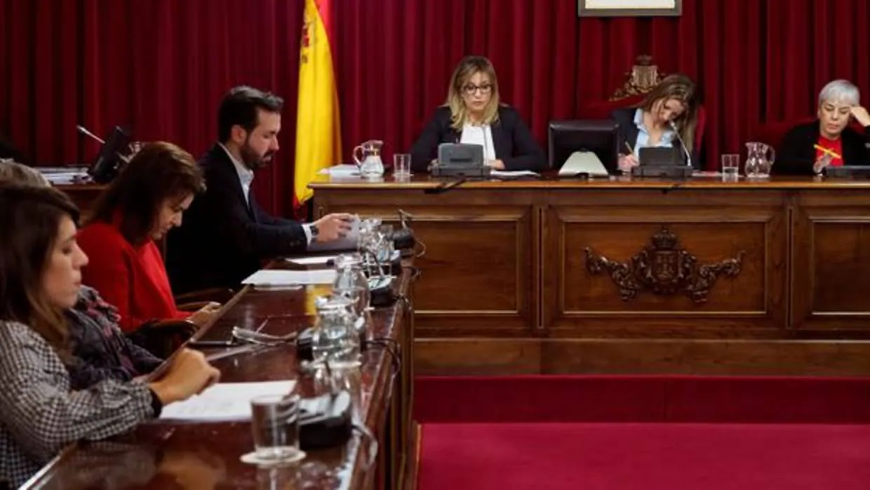 Ameijide (i), en el pleno de Lugo, presidido por la alcaldesa Lara Méndez
