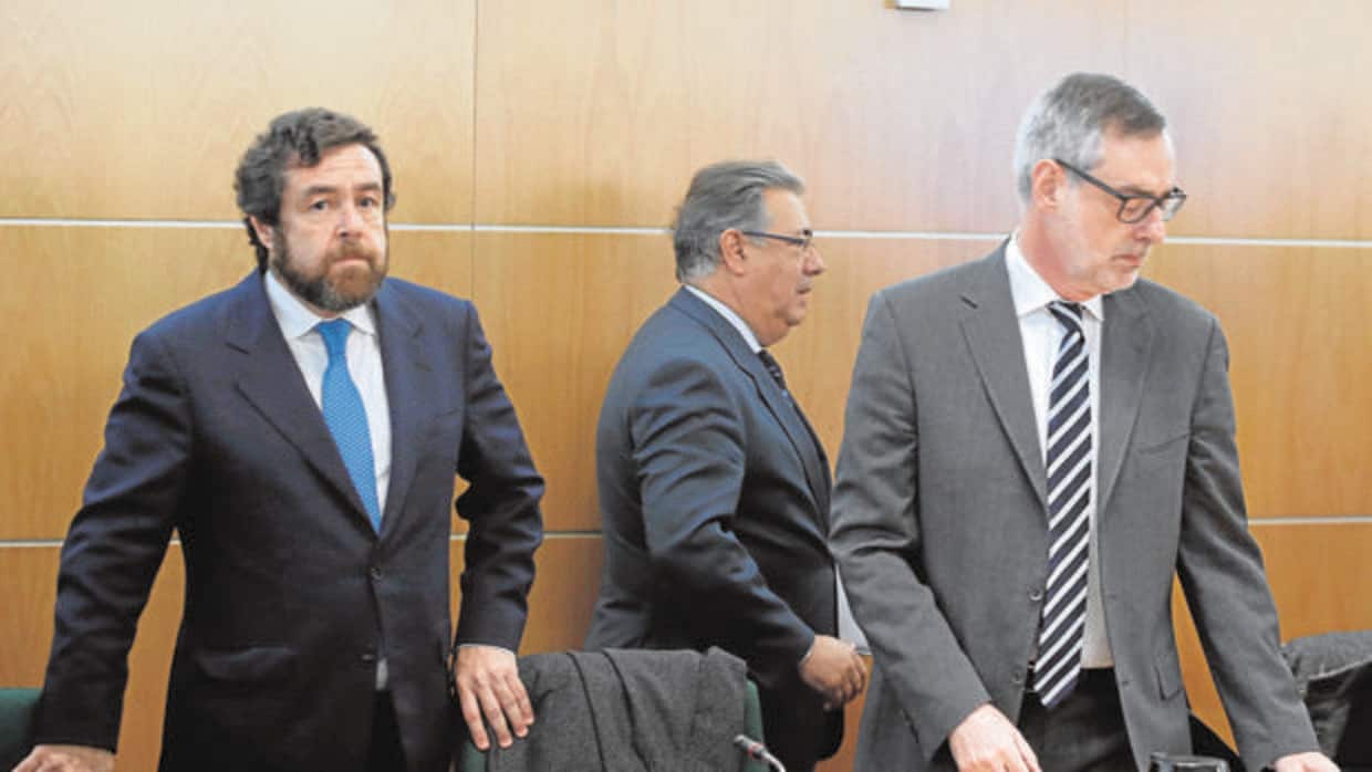 El ministro Zoido pasa por detrás de Miguel Gutiérrez y José Manuel Villegas, en la reunión del Pacto