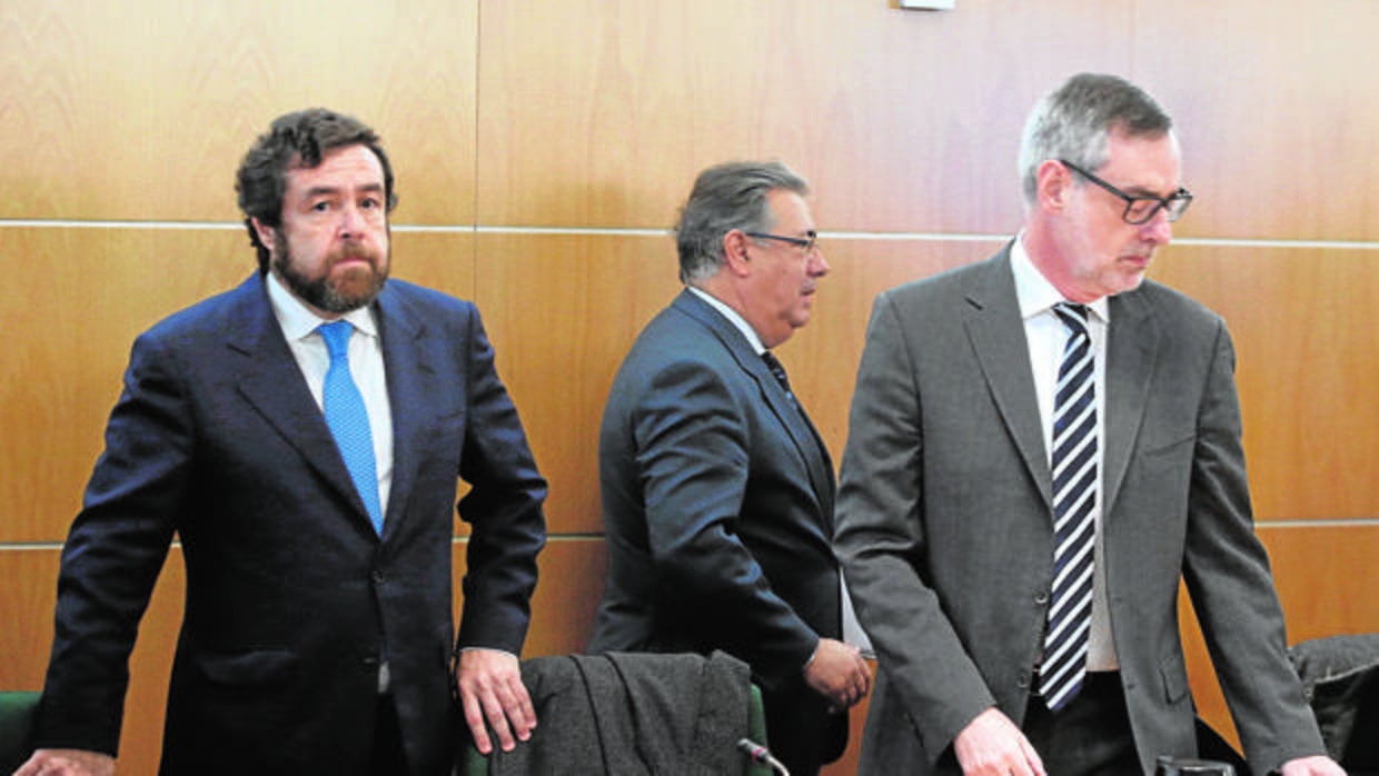 El ministro Zoido pasa por detrás de Miguel Gutiérrez y José Manuel Villegas, en la reunión del Pacto