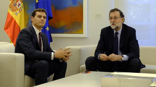 Rajoy recibe a Rivera en La Moncloa para analizar la situación en Cataluña tras las elecciones del 21-D