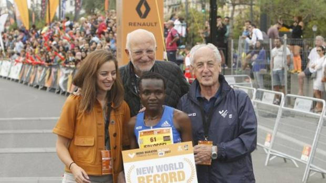 Imagen de Juan Roig y una de sus hijas, junto al ganador del último medio maratón de Valencia y Paco Borao