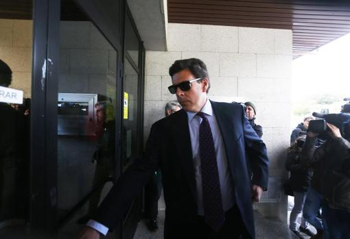 El padre de Diana, Juan Carlos Quer, a su llegada a los juzgados de Ribeira el pasado abril para ser informado del archivo provisional de la causa que investigaba la desaparición de su hija