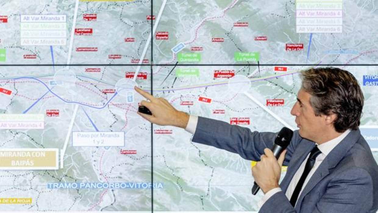 El ministro Íñigo de la Serna, en la presentación del proyecto de la línea AVE Burgos-Vitoria