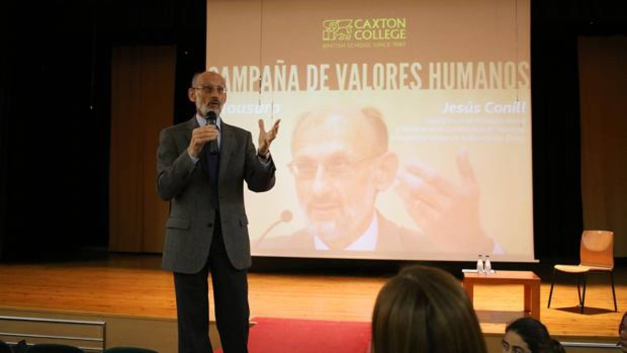 Imagen de la conferencia de Jesús Conill en el COlegio Caxton College