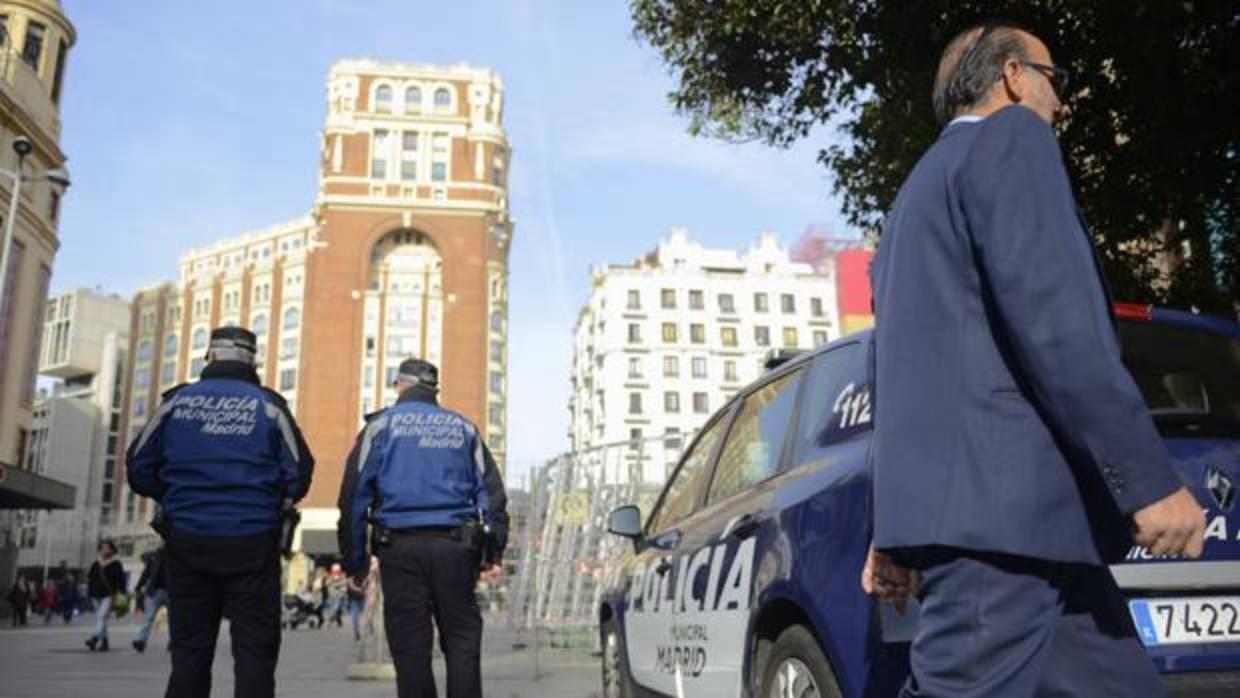 Dos agentes municipales, en una calle de Madrid