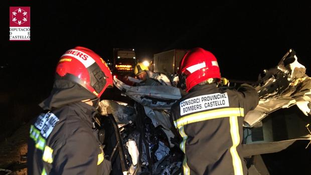 Mueren dos personas al chocar un coche y un camión de madrugada en la N-340 en Vinaroz