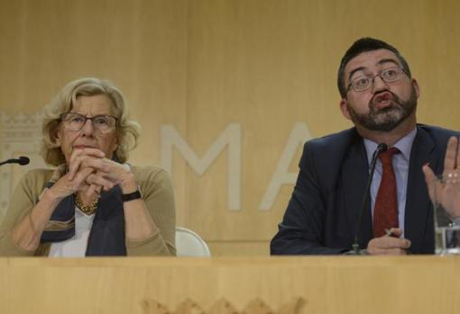 Carmena y Sánchez Mato, en rueda de prensa, un mes antes de cesarle