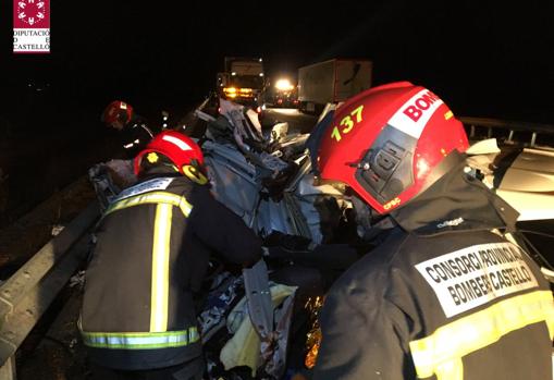 Mueren dos personas al chocar un coche y un camión de madrugada en la N-340 en Vinaroz