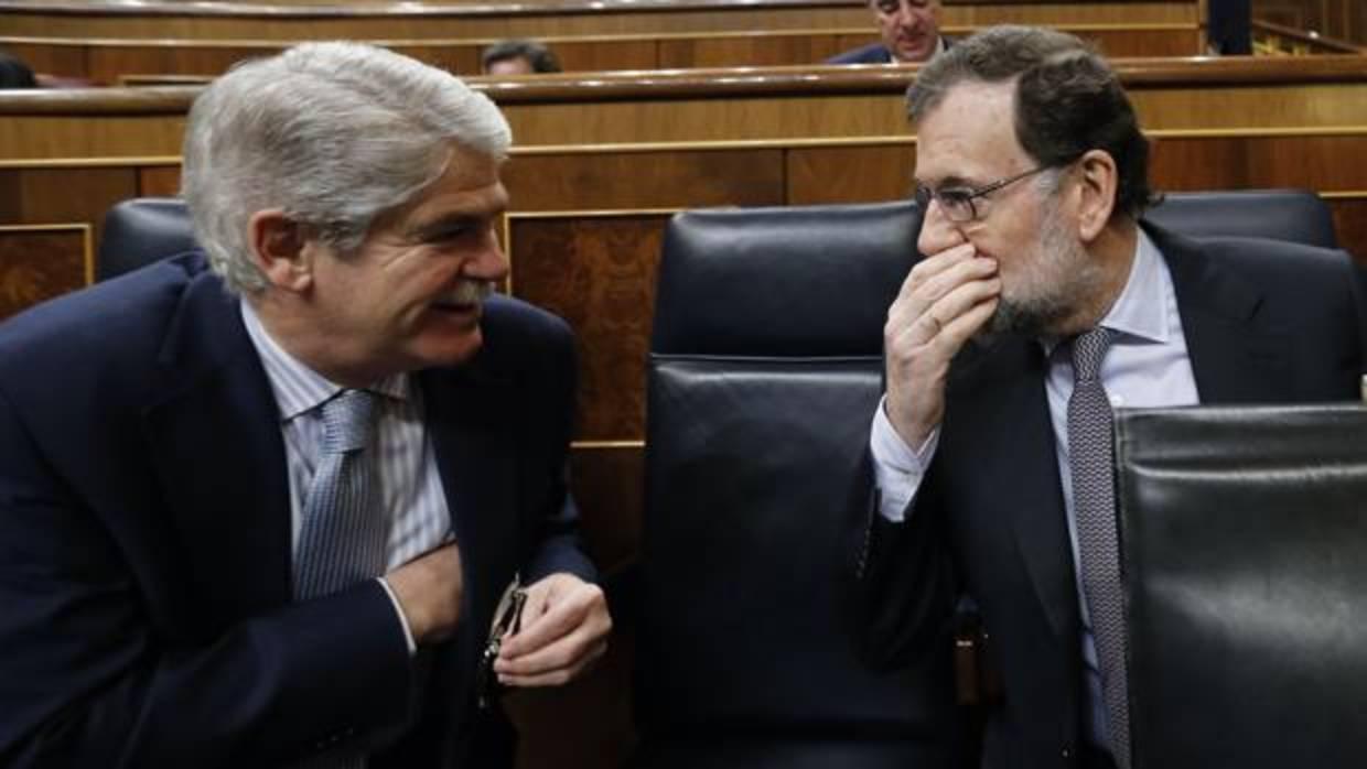 Mariano Rajoy charla con el ministro de Exteriores, Alfonso Dastis, en el Congreso