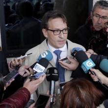 El abogado del detenido, José Ramón Sierra, ayer a la salida de los juzgados de Ribeira