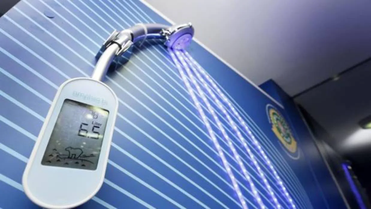 El sensor instalado en la ducha con su pantalla indicadora de los registros de consumo y temperatura del agua