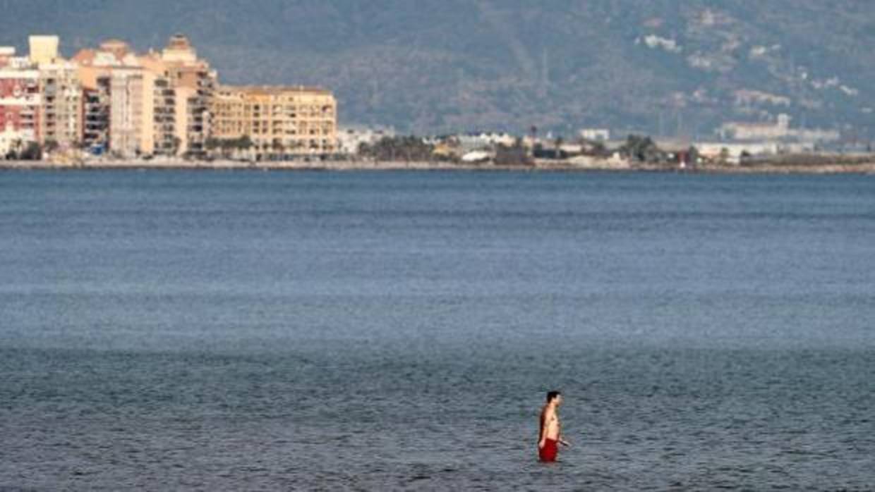 Un hombre se baña en la playa en Valencia el pasado 31 de diciembre