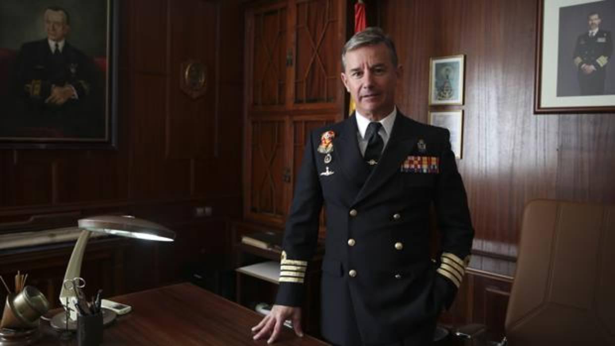 El comandante de la Flotilla de Submarinos, Alejandro Cuerda, en su despacho en el Arsenal de Cartagena