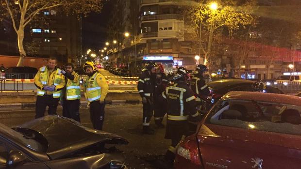 Un coche salta un puente, choca contra otros dos y revienta varios escaparates sin causar heridos en Retiro