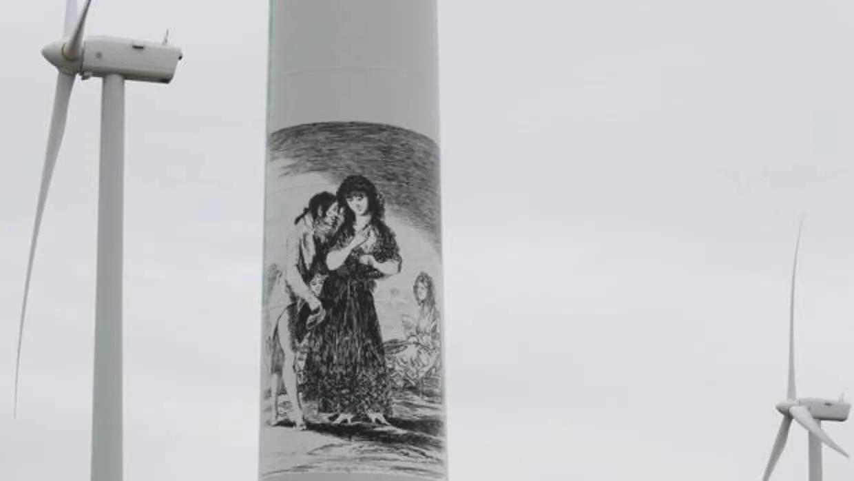 Reproducción de un grabado de Goya en el mástil de un aerogenerador de Fuendetodos
