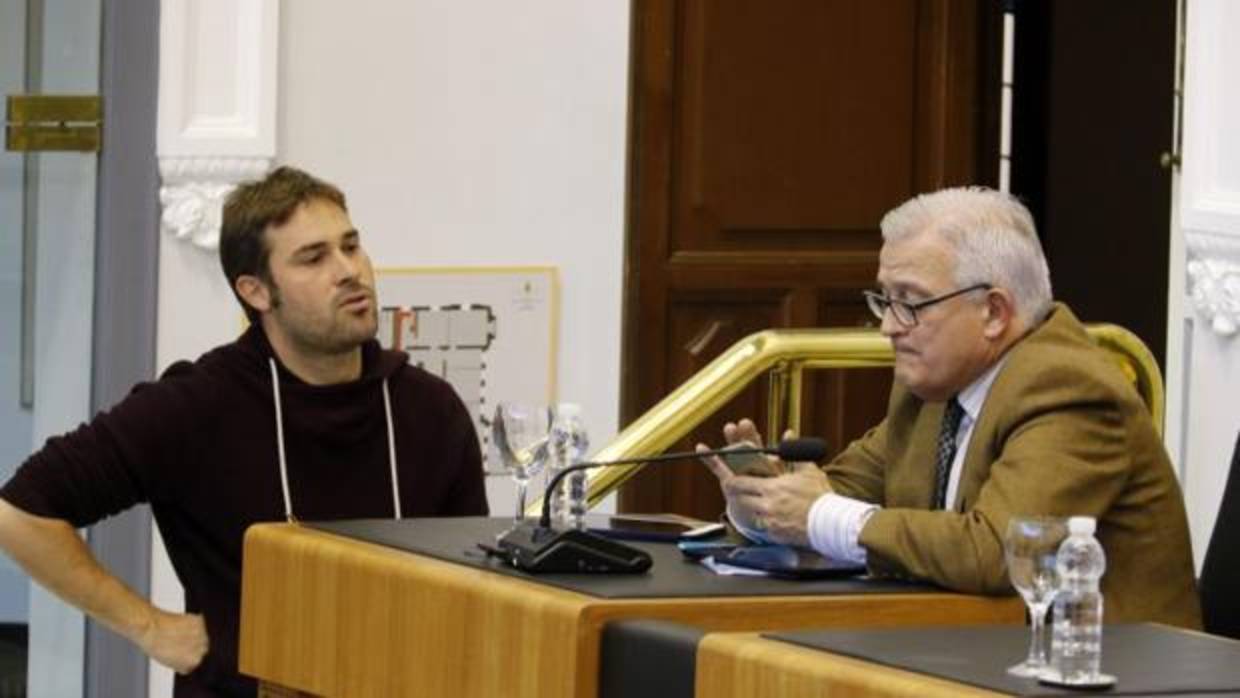 Gerard Fullana (Compromís) y César Augusto Asencio (PP) en el salón de Plenos de la Diputación de Alicante