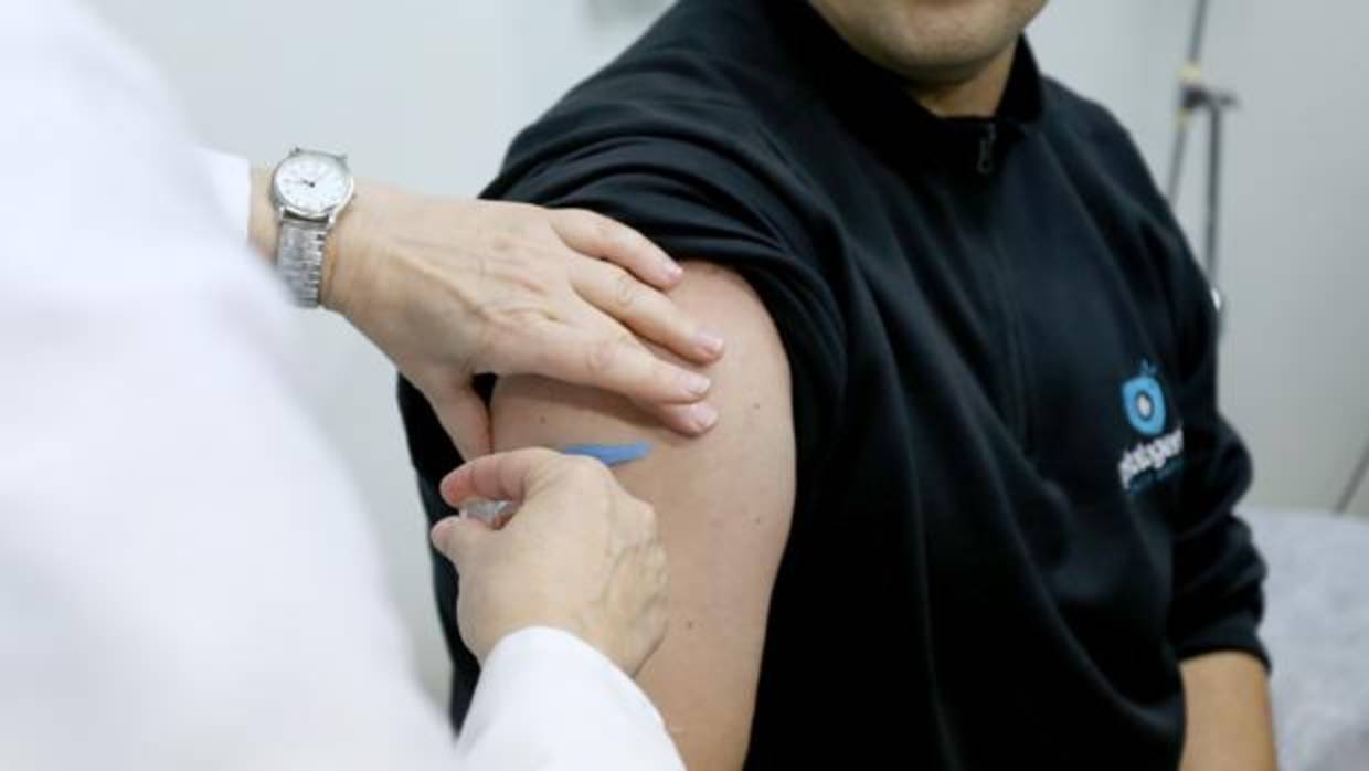 Una persona se vacuna contra la gripe, en una imagen de archivo