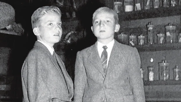 Don Juan Carlos junto a su hermano el Infante Don Alfonso en septiembre de 1950