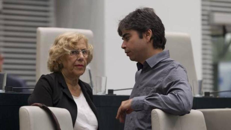 La alcaldesa de Madrid, Manuela Carmena, charla con el nuevo delegado de Economía, Jorge García Castaño