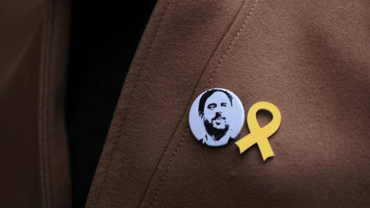 Detalle del abrigo de Gabriel Rufián ante el Supremo