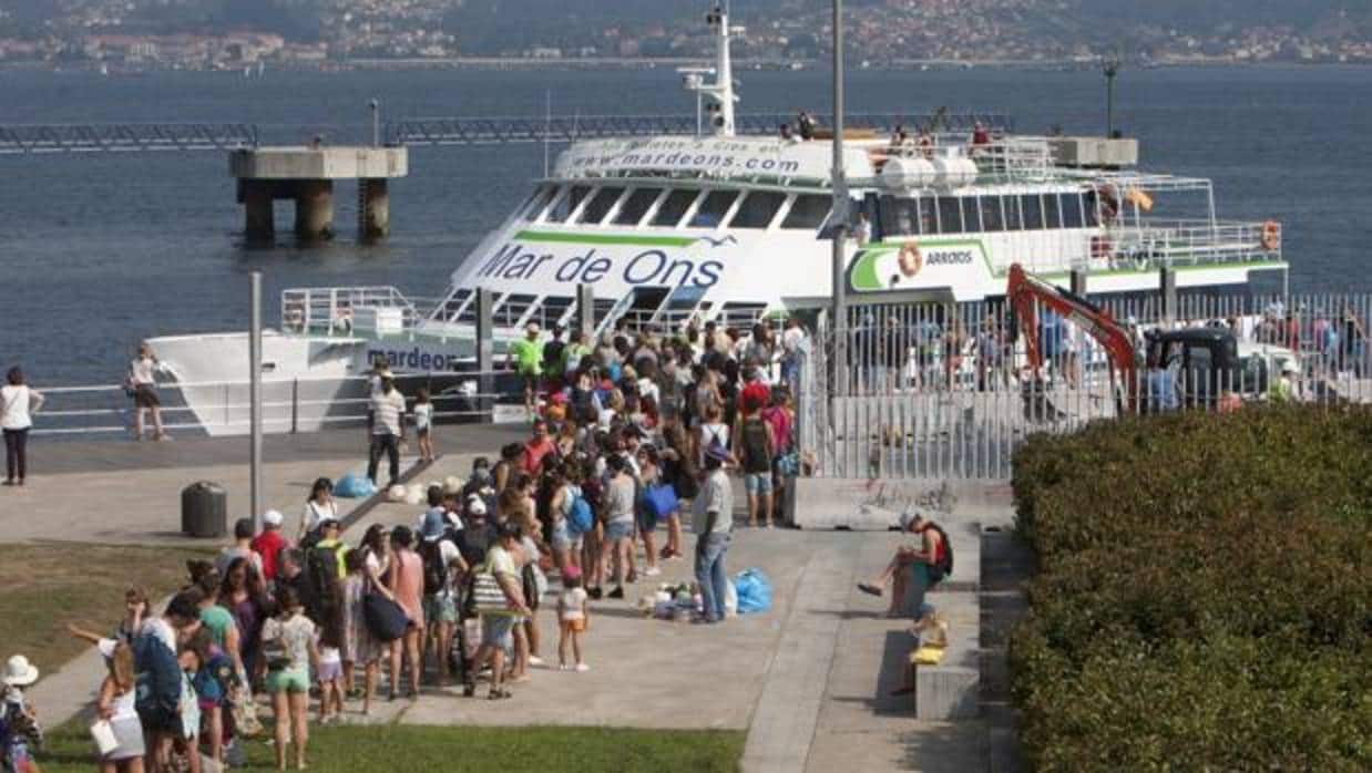 Pasajeros embarcando en Vigo con rumbo a Cíes
