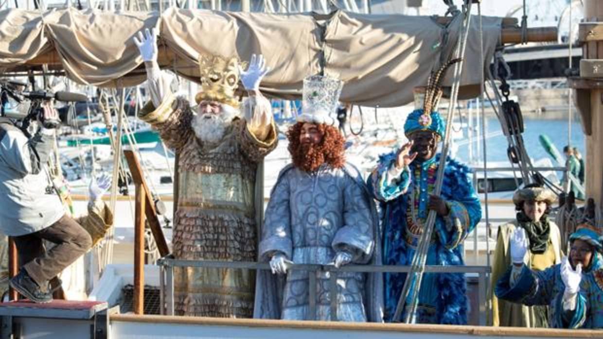 Los Reyes Magos han llegado al puerto de Barcelona en barco