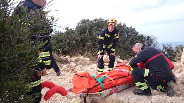 Una senderista cae de cabeza desde una altura de dos metros al intentar subir la Torre del Gerro de Denia