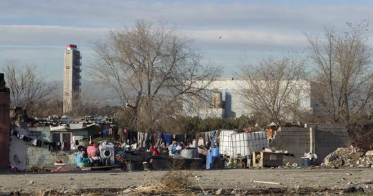 Varias infraviviendas del sector 6 de la Cañada, con la incineradora al fondo