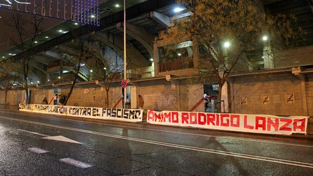 Los «Bukaneros» despliegan una pancarta en favor del asesino de los tirantes y Ganemos los apoya