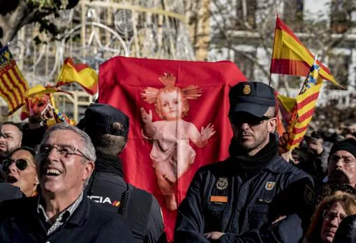 Policía junto a los concentrados de ultraderecha, con banderas españolas y valencianas, y otros símbolos ideológicos