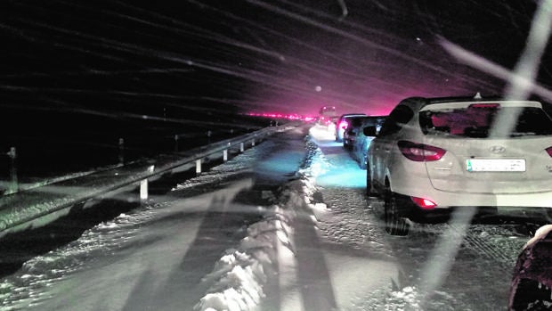 La nieve lleva el caos a la AP-61 con cientos de vehículos atrapados durante horas