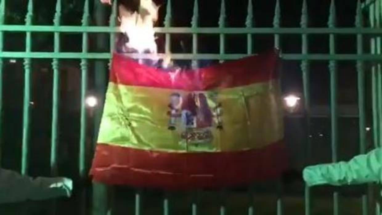 Arran publica un vídeo en el que queman una bandera de España durante la Diada de Mallorca