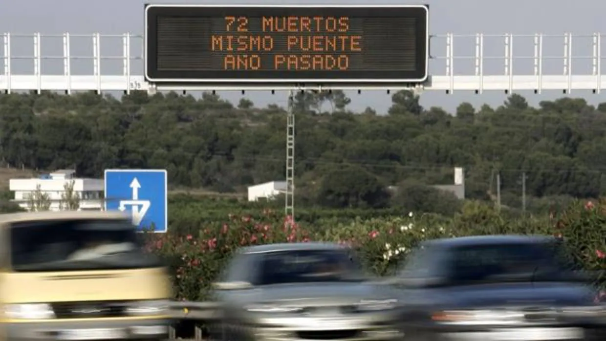 Imagen de archivo de un panel informativo de tráfico tomada en la A-7