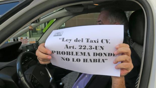 Taxistas de Alicante protestan por la ley que permite a sus colegas de otros municipios recoger viajeros del AVE