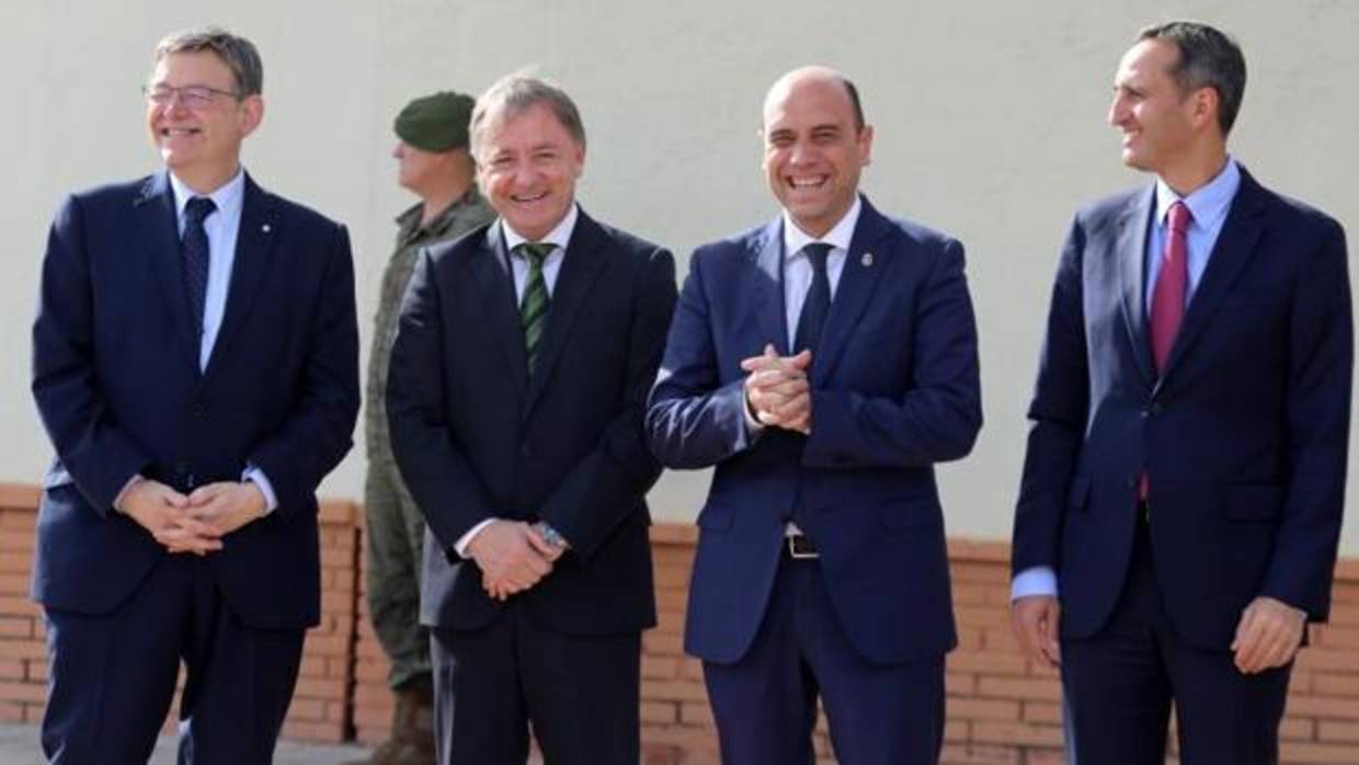 Puig y Sánchez (a la izquierda y a la derecha), flanqueando al delegado del Gobierno en la Comunidad Valenciana, Juan Carlos Moragues, y al alcalde de Alicante, Gabriel Echávarri